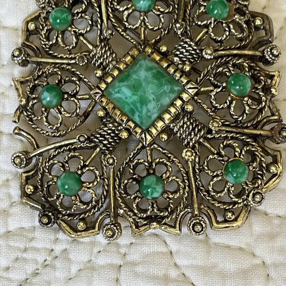 Vintage Open Work Green Faux Stone Gold tone ‎ Ornate  Pin Brooch - Picture 2 of 9